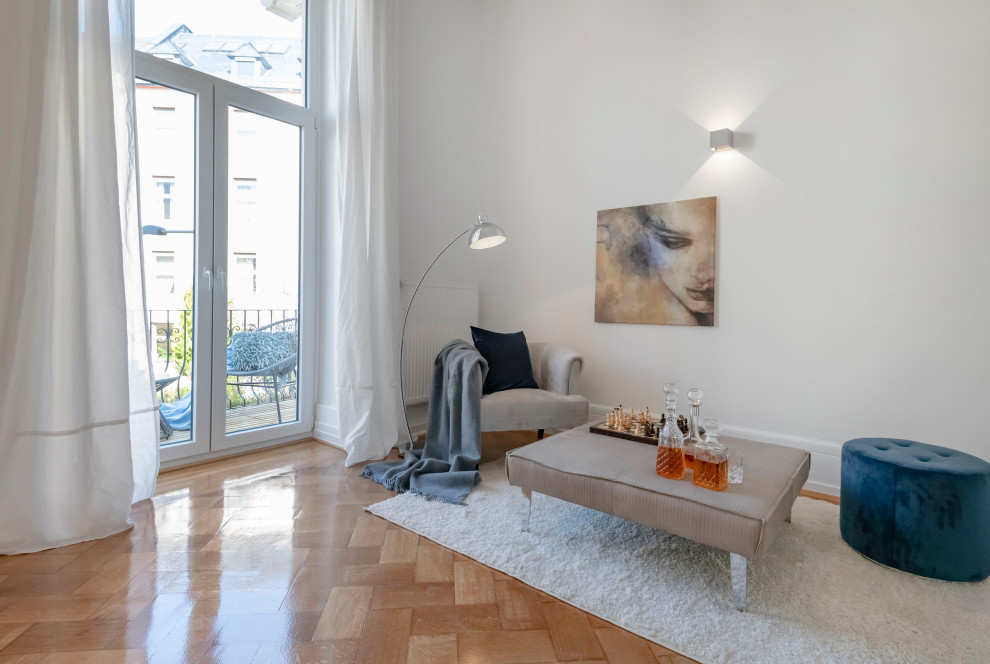 Esempio di un soggiorno contemporaneo con pareti bianche, pavimento in legno massello medio e pavimento marrone