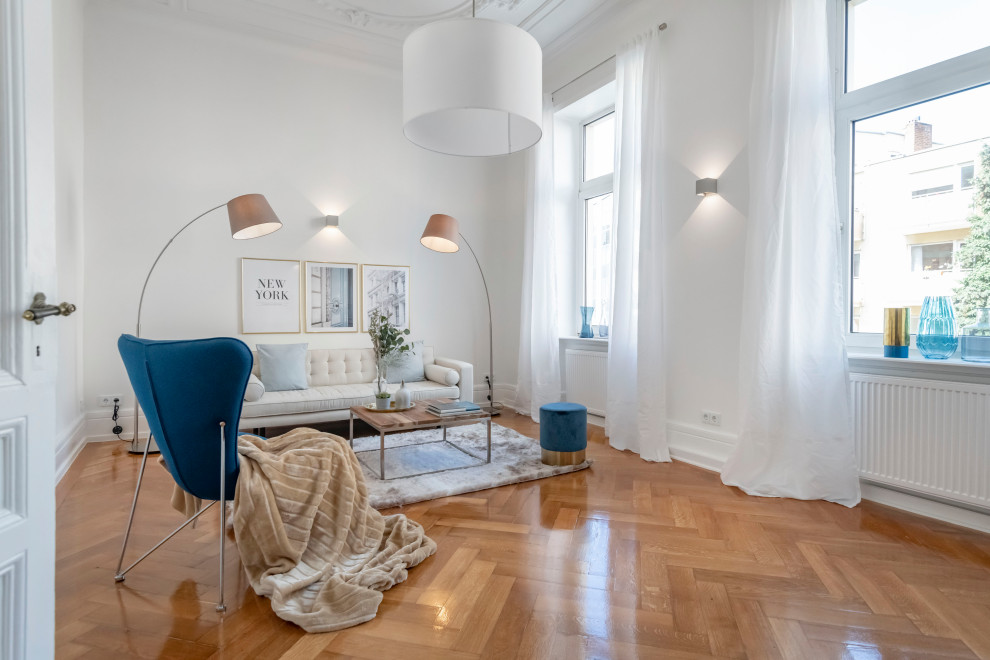 Modernes Wohnzimmer mit weißer Wandfarbe, braunem Holzboden und braunem Boden in Frankfurt am Main