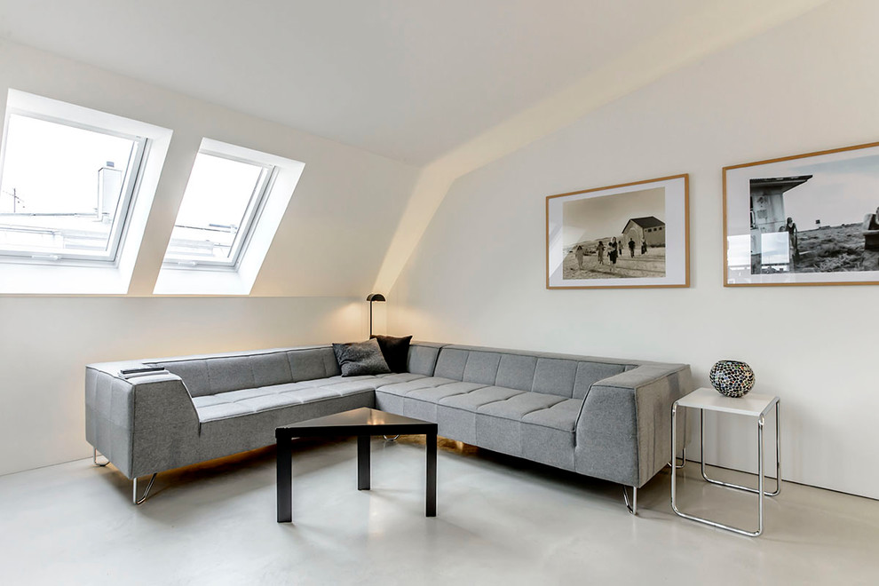 Идея дизайна: гостиная комната среднего размера в стиле модернизм с белыми стенами и бетонным полом