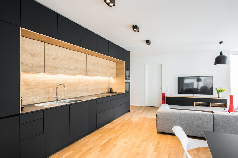 Großes Modernes Wohnzimmer mit braunem Holzboden und braunem Boden in Stuttgart