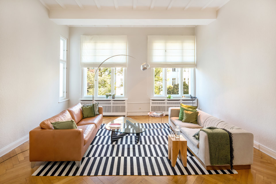 Esempio di un soggiorno moderno con pareti grigie, pavimento beige, soffitto a cassettoni e carta da parati