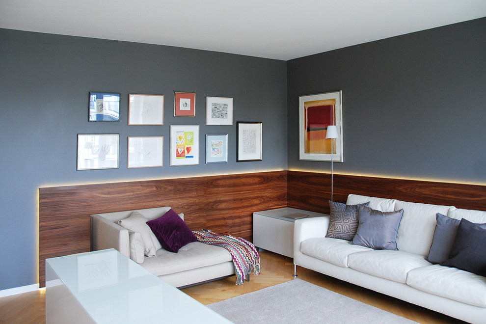 Réalisation d'un salon bohème de taille moyenne avec une salle de réception, un mur gris et un sol en bois brun.