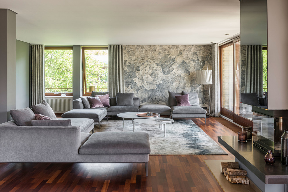Mittelgroßes, Repräsentatives, Abgetrenntes Modernes Wohnzimmer mit grauer Wandfarbe, dunklem Holzboden, Kamin und braunem Boden in Hamburg