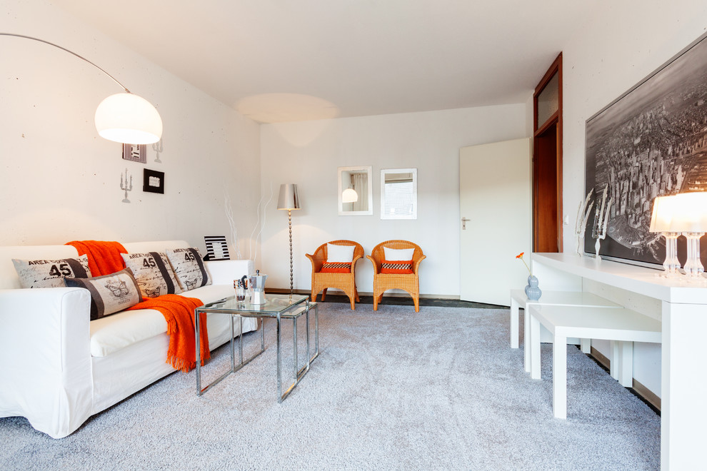 Mittelgroßes, Fernseherloses, Abgetrenntes Modernes Wohnzimmer ohne Kamin mit weißer Wandfarbe und Teppichboden in Dortmund