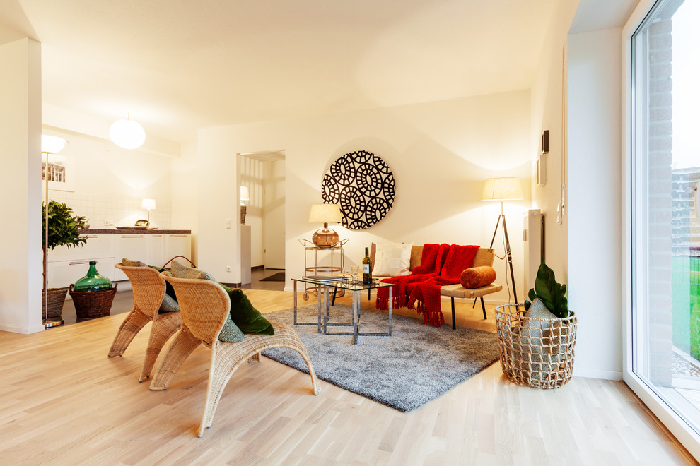 Offenes Mediterranes Wohnzimmer mit weißer Wandfarbe und hellem Holzboden in Dortmund