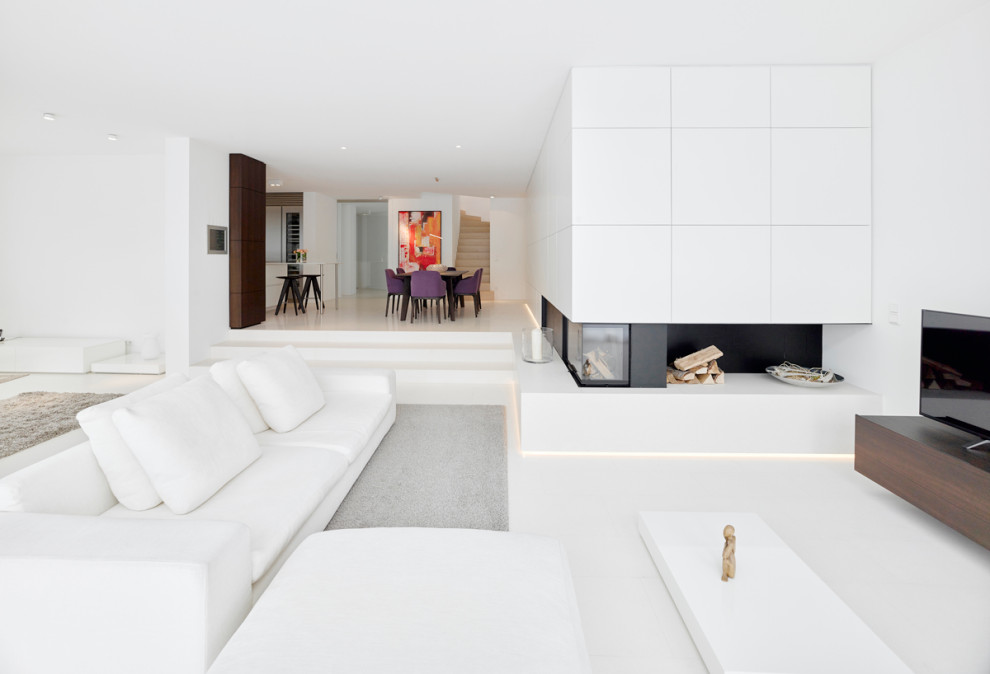 Großes, Repräsentatives, Offenes Modernes Wohnzimmer mit weißer Wandfarbe, Keramikboden, Eckkamin, verputzter Kaminumrandung und beigem Boden in Stuttgart