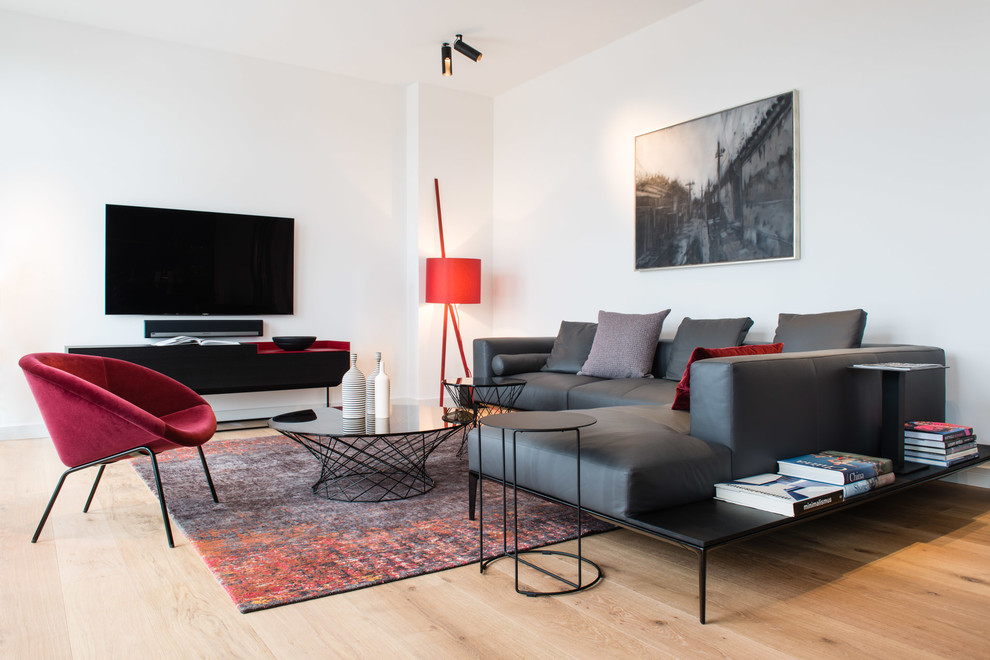 Geräumiges, Fernseherloses, Offenes Modernes Wohnzimmer ohne Kamin mit weißer Wandfarbe, hellem Holzboden und beigem Boden in Stuttgart