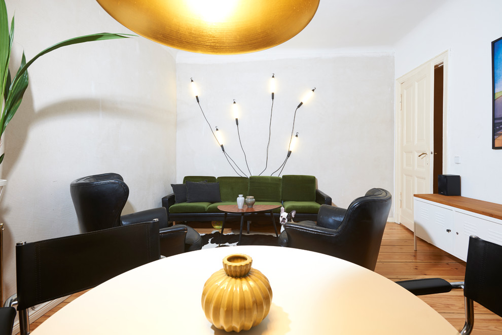 Diseño de sala de estar cerrada ecléctica de tamaño medio con paredes grises, suelo de madera clara y suelo marrón