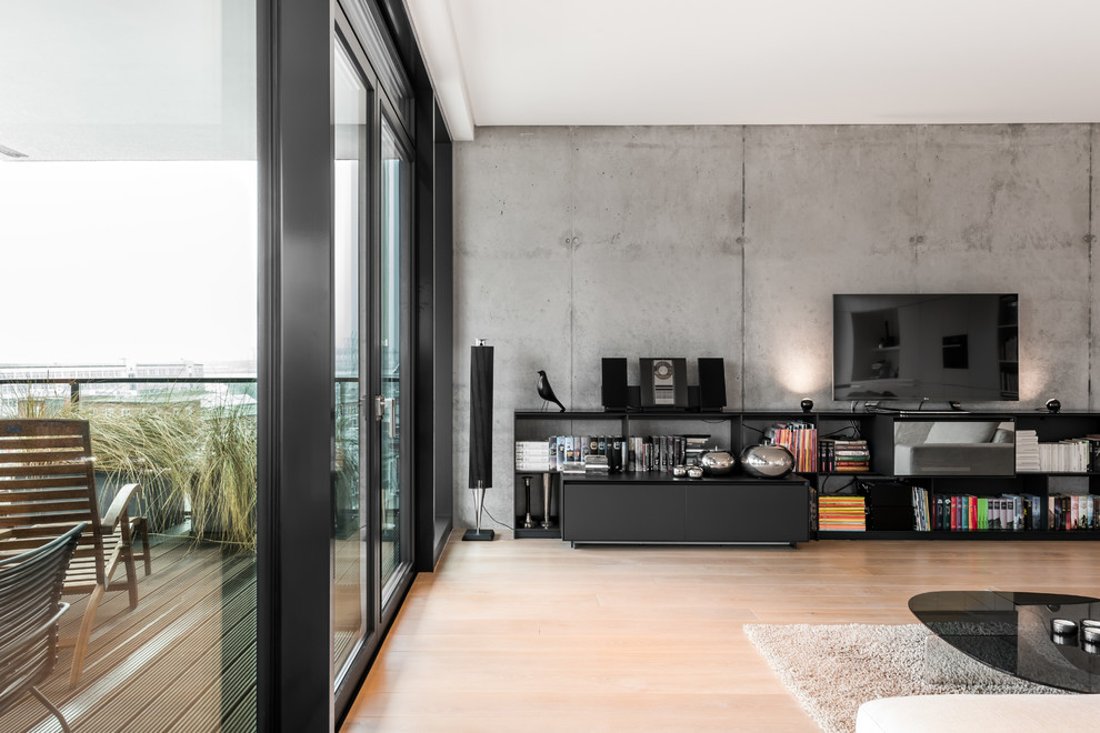 Großes Modernes Wohnzimmer im Loft-Stil mit weißer Wandfarbe, hellem Holzboden und freistehendem TV in Hamburg