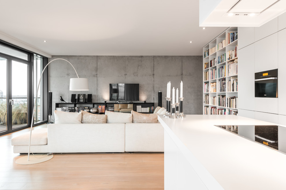 Großes Modernes Wohnzimmer im Loft-Stil mit weißer Wandfarbe, hellem Holzboden und freistehendem TV in Hamburg
