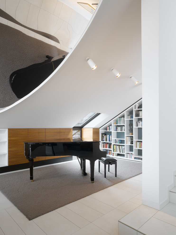 Inspiration för små moderna vardagsrum, med ett musikrum och bruna väggar