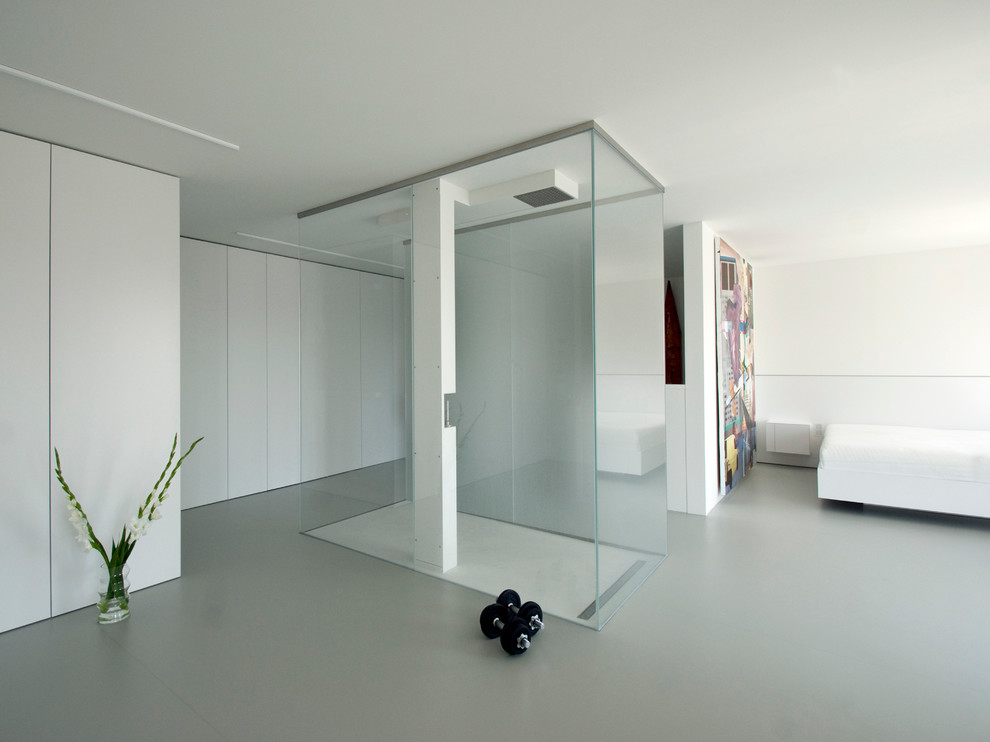 Réalisation d'un salon minimaliste de taille moyenne avec un mur blanc, sol en béton ciré et aucune cheminée.