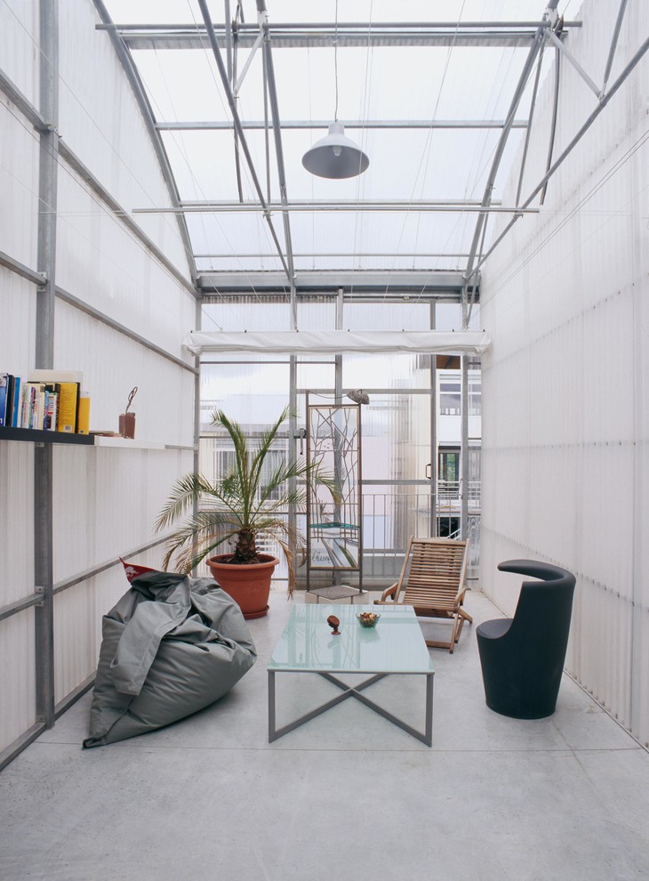 Idéer för ett mellanstort industriellt separat vardagsrum, med ett finrum, vita väggar och betonggolv