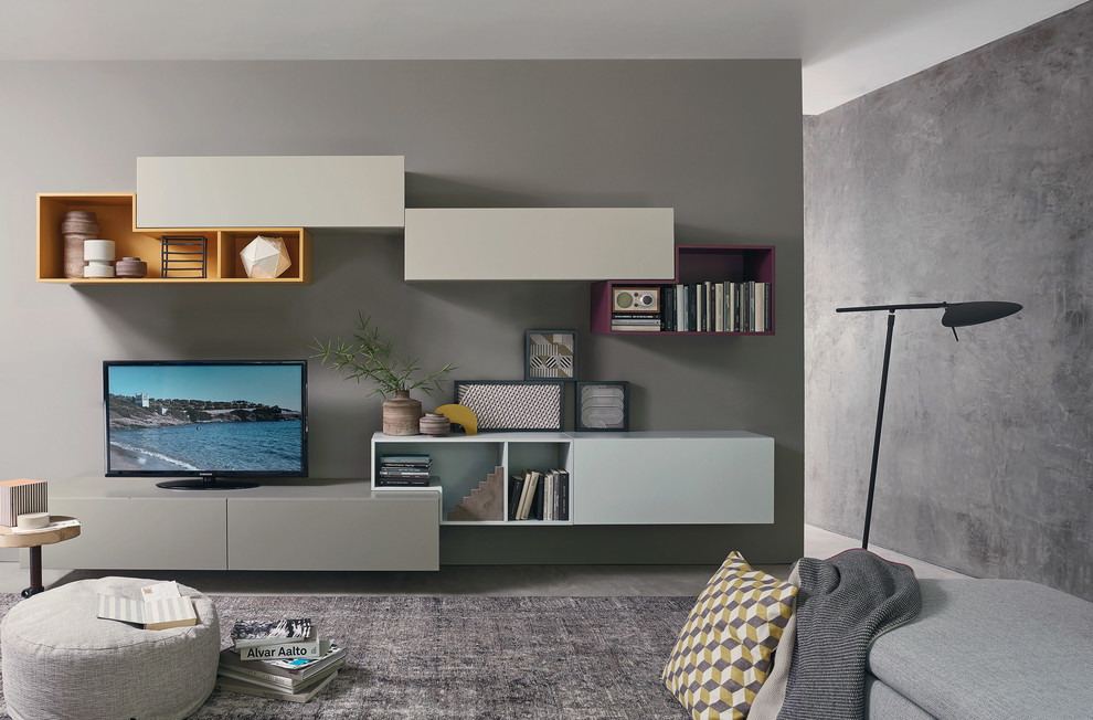 Foto de sala de estar abierta contemporánea grande sin chimenea con paredes grises, suelo de cemento, televisor independiente y suelo gris
