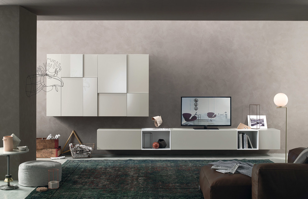 Großes, Offenes Modernes Wohnzimmer ohne Kamin mit grauer Wandfarbe, Betonboden, freistehendem TV und grauem Boden in Sonstige