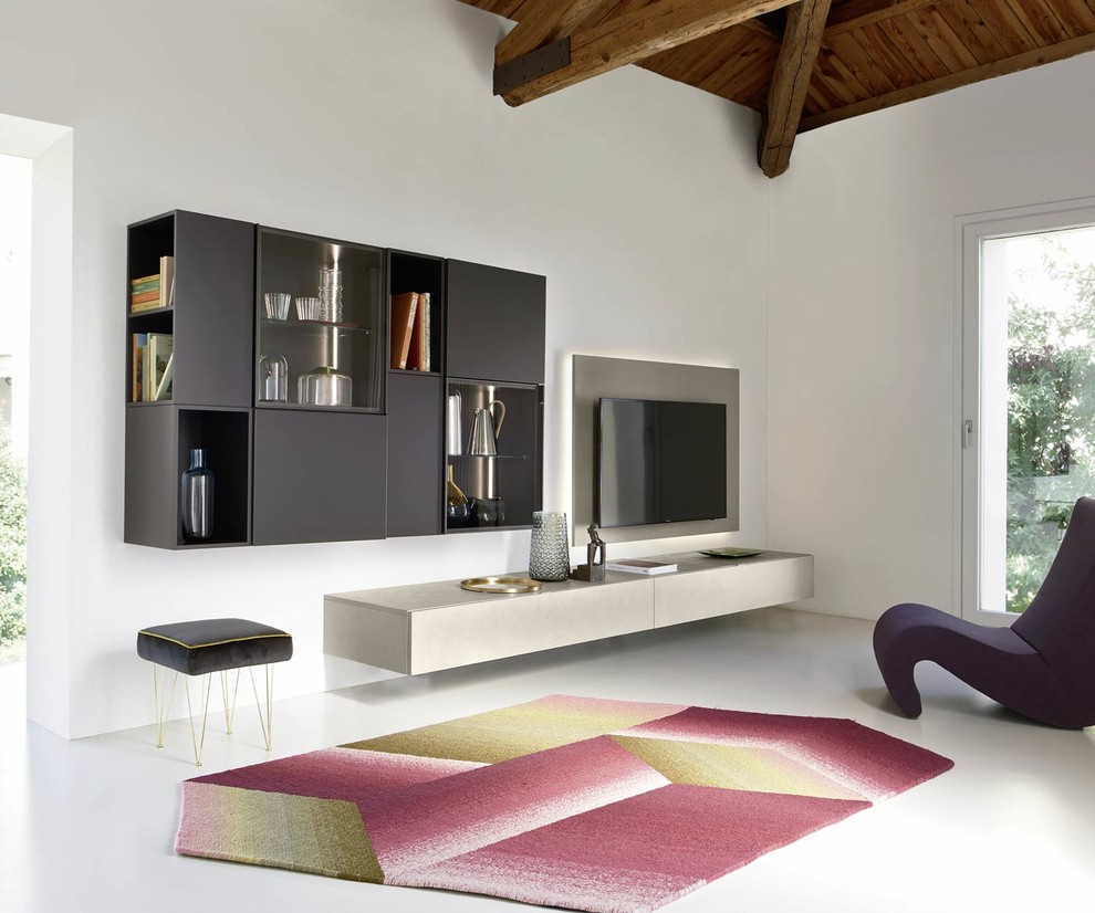 Diseño de sala de estar abierta actual grande sin chimenea y televisor con paredes blancas, suelo de cemento y suelo gris