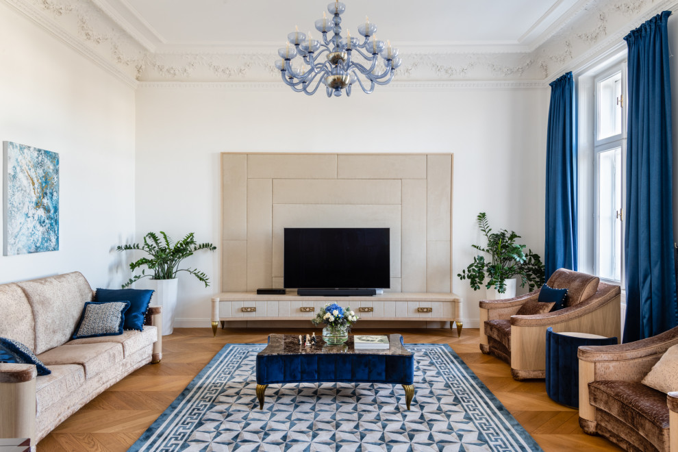Imagen de salón abierto tradicional grande con paredes blancas, suelo de madera en tonos medios, televisor colgado en la pared y suelo marrón