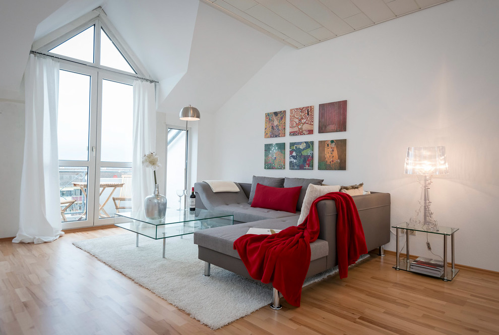 Skandinavisches Wohnzimmer mit weißer Wandfarbe und Laminat in Frankfurt am Main