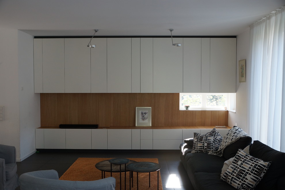 Modernes Wohnzimmer mit weißer Wandfarbe und verstecktem TV in Stuttgart