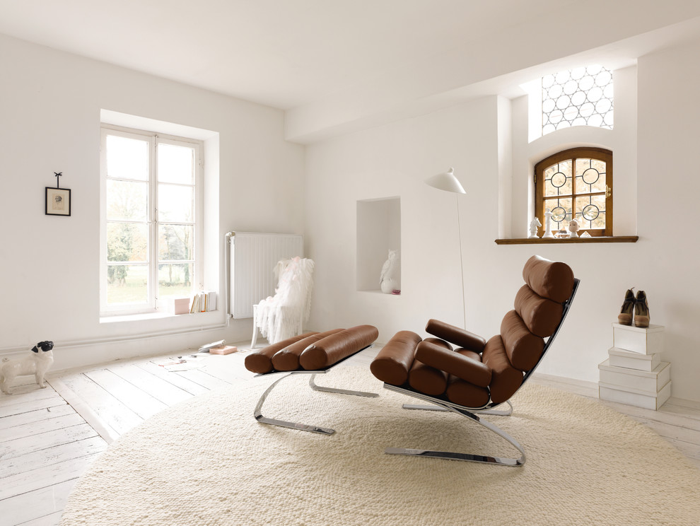 Foto de salón cerrado escandinavo de tamaño medio sin chimenea y televisor con paredes blancas, suelo de madera clara y suelo blanco