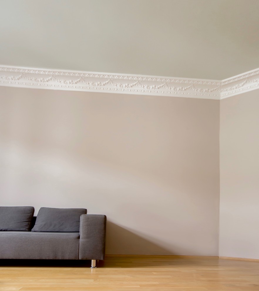 Modelo de sala de estar cerrada nórdica de tamaño medio sin televisor con paredes beige, suelo de madera en tonos medios y suelo marrón