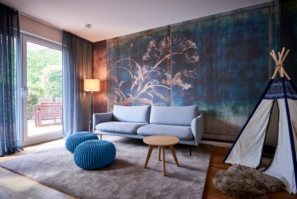 Offenes, Mittelgroßes Modernes Wohnzimmer mit braunem Holzboden in Hamburg