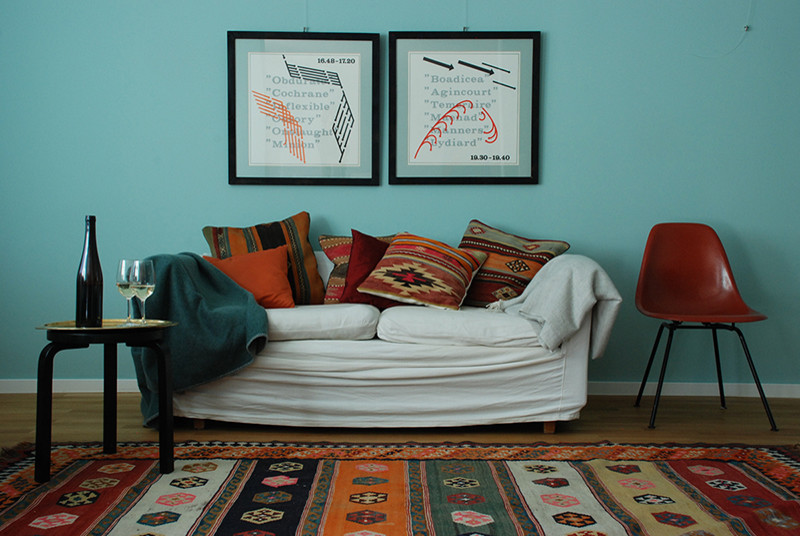 Mittelgroßes, Fernseherloses, Abgetrenntes Modernes Wohnzimmer mit blauer Wandfarbe, hellem Holzboden und braunem Boden in Sonstige