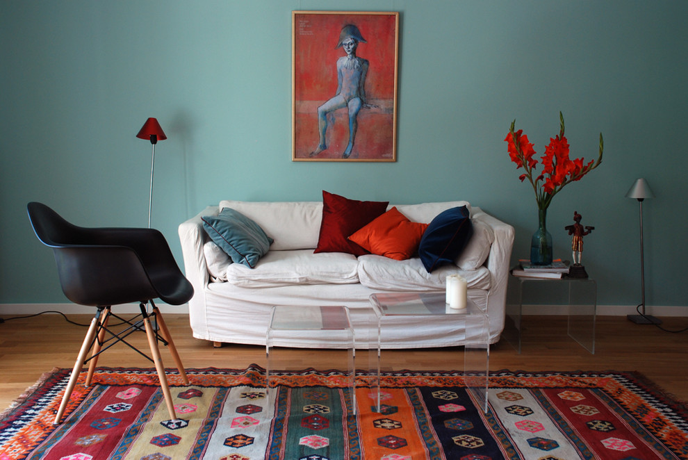 Imagen de sala de estar cerrada actual de tamaño medio sin televisor con paredes azules, suelo de madera clara y suelo amarillo