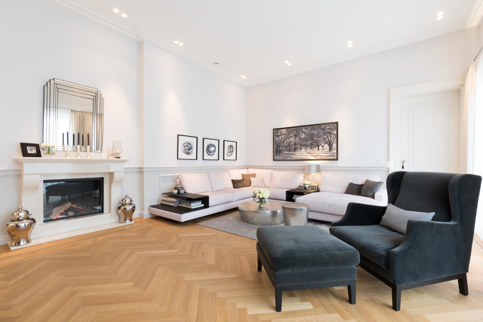 Esempio di un soggiorno classico con sala formale, pareti bianche, pavimento in legno massello medio, camino classico, nessuna TV e pavimento marrone