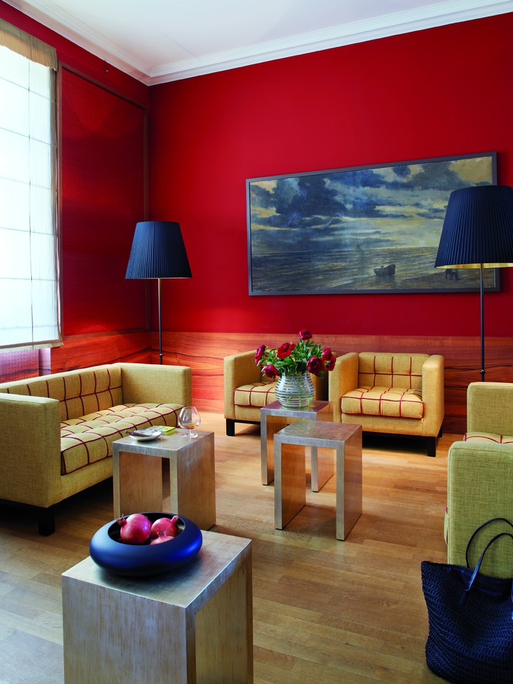 Cette photo montre un grand salon tendance fermé avec une salle de réception, un mur rouge et aucune cheminée.