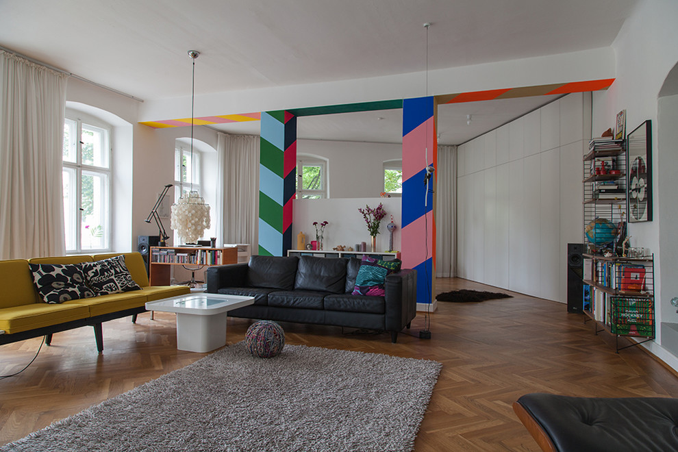 Großes, Fernseherloses Modernes Musikzimmer ohne Kamin, im Loft-Stil mit weißer Wandfarbe, dunklem Holzboden und braunem Boden in Berlin