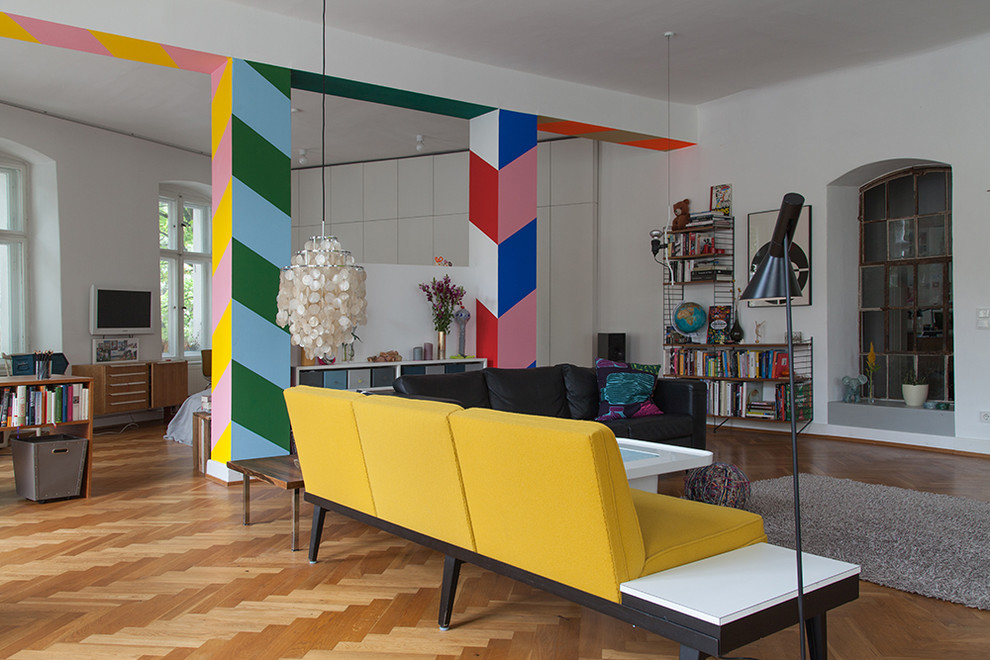 Großes, Fernseherloses Modernes Musikzimmer ohne Kamin, im Loft-Stil mit weißer Wandfarbe, dunklem Holzboden und braunem Boden in Berlin