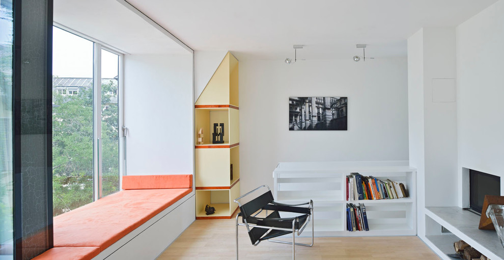 Kleines Modernes Wohnzimmer mit weißer Wandfarbe, hellem Holzboden, Kamin und verputzter Kaminumrandung in Frankfurt am Main