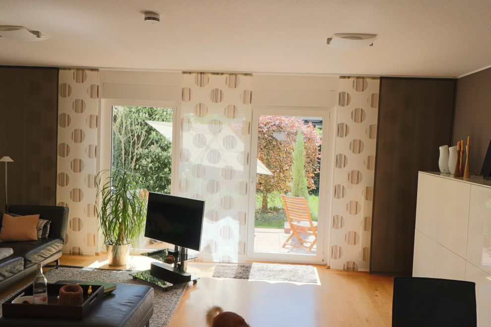 Cette image montre une salle de séjour design avec un mur marron, un sol en bois brun, un plafond en papier peint et du papier peint.