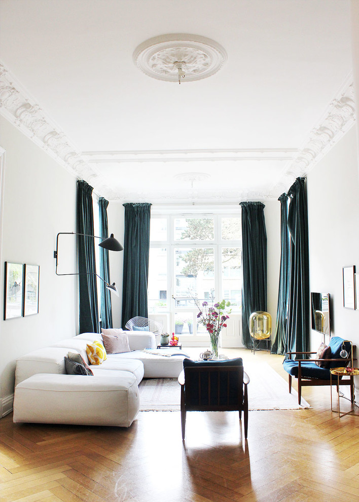 Foto di un soggiorno boho chic di medie dimensioni e chiuso con pareti bianche, pavimento in legno massello medio e pavimento marrone