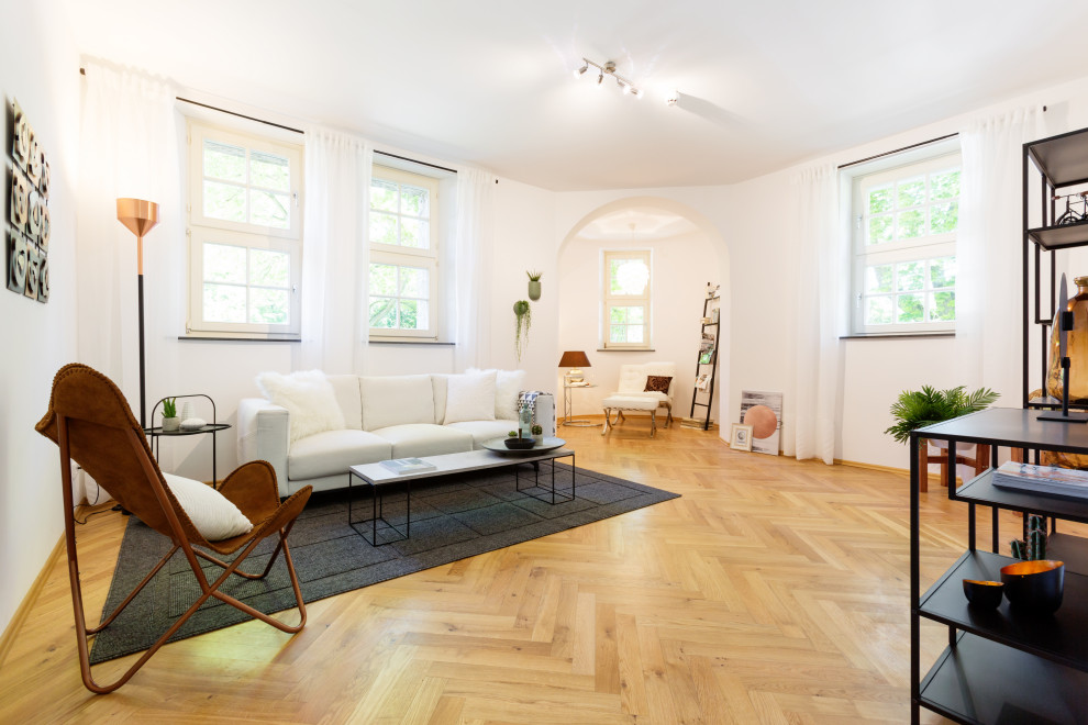 Modernes Wohnzimmer mit weißer Wandfarbe, braunem Holzboden, braunem Boden und Rundbogen in Essen