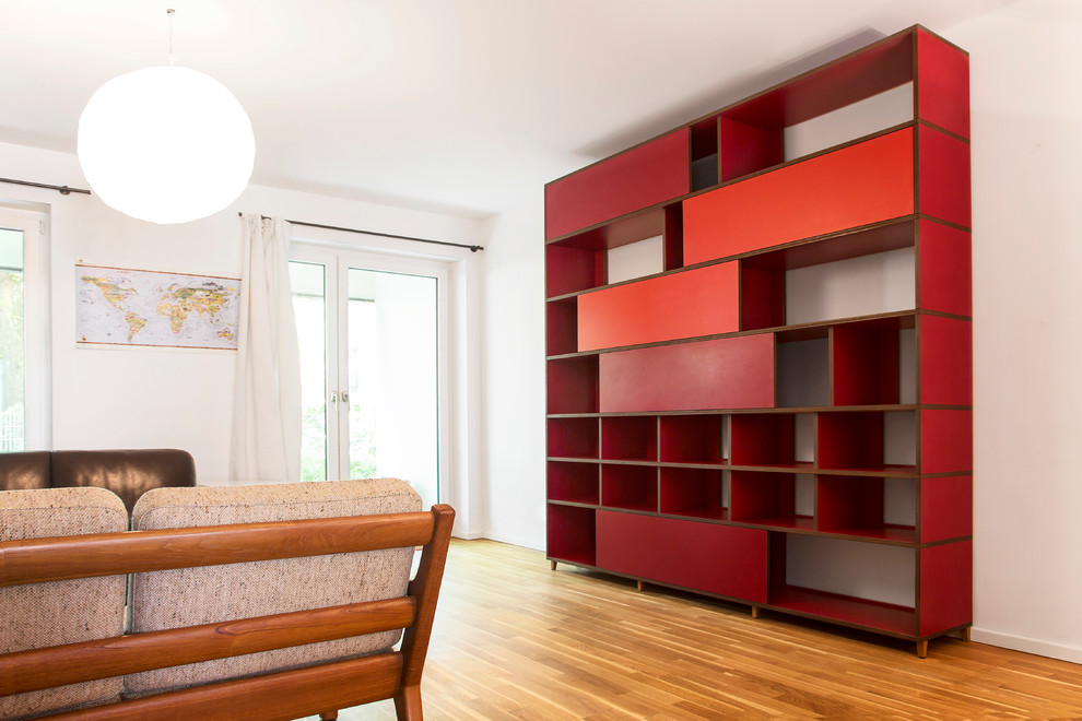 Источник вдохновения для домашнего уюта: гостиная комната в стиле модернизм с с книжными шкафами и полками и белыми стенами