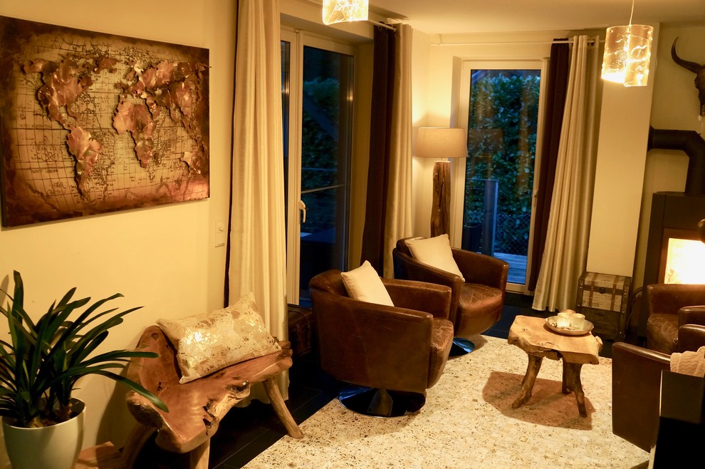 Esempio di un ampio soggiorno stile rurale aperto con pareti beige, pavimento con piastrelle in ceramica, camino classico, cornice del camino in metallo e TV a parete