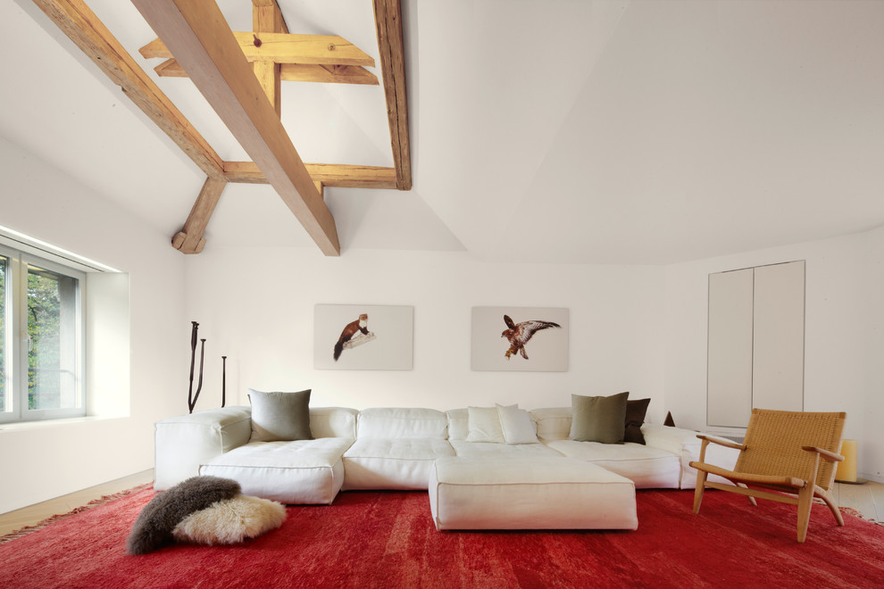 Inspiration för ett stort funkis separat vardagsrum, med ett finrum, vita väggar och ljust trägolv