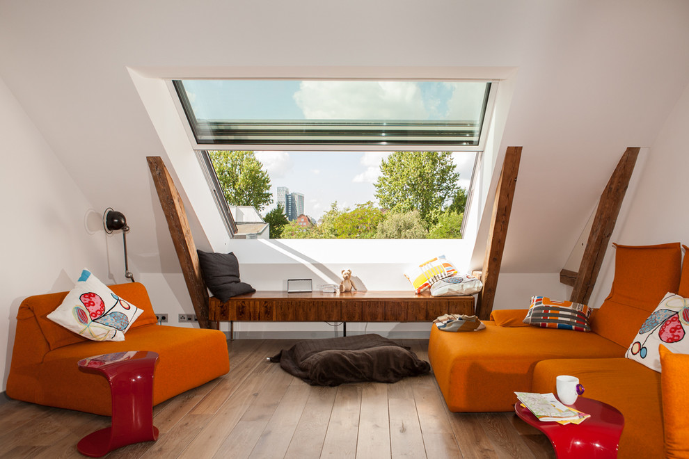 Kleines, Fernseherloses, Abgetrenntes Modernes Wohnzimmer mit weißer Wandfarbe und braunem Holzboden in Hamburg
