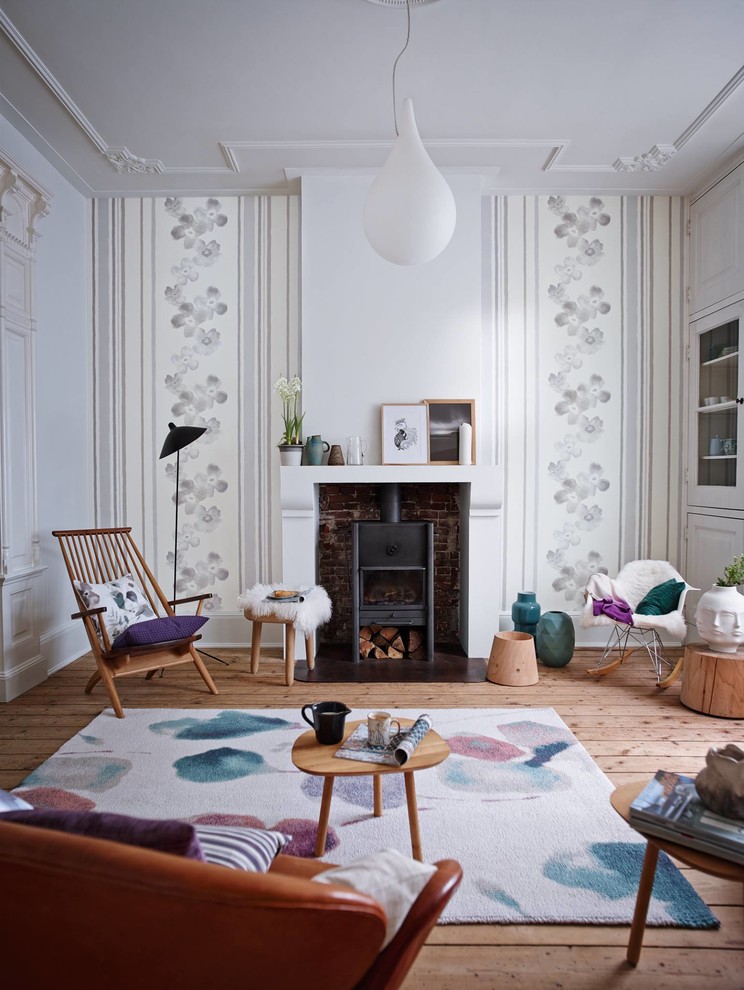 Modelo de sala de estar contemporánea con suelo de madera en tonos medios, todas las chimeneas y marco de chimenea de ladrillo