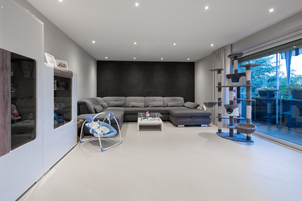 Esempio di un ampio soggiorno contemporaneo aperto con pavimento in cemento, pavimento beige e pareti grigie
