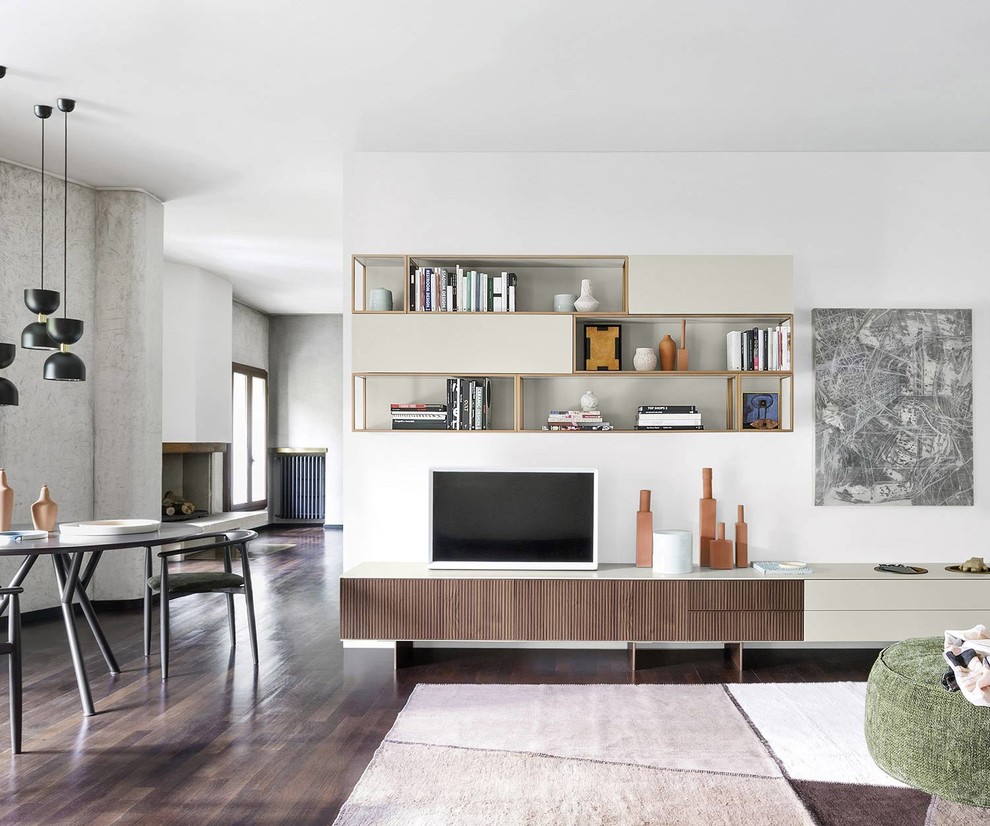Foto di un soggiorno minimalista di medie dimensioni e aperto con pareti bianche, nessun camino, TV autoportante, parquet scuro e pavimento marrone