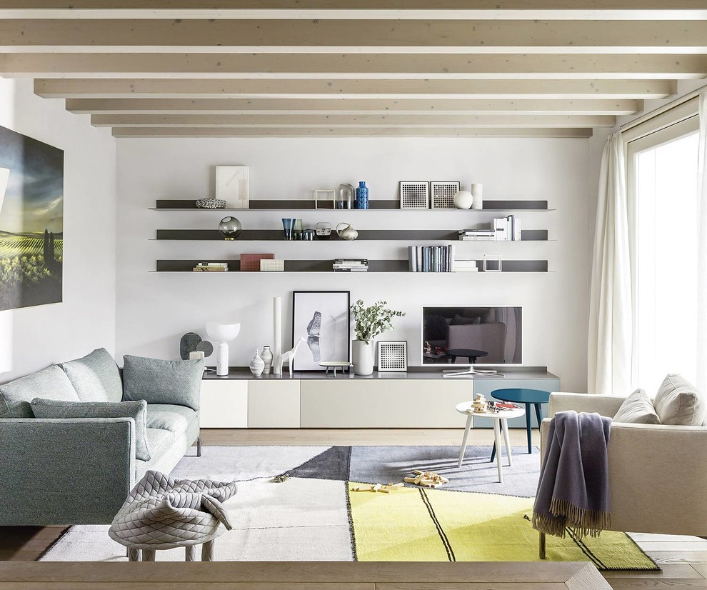 Свежая идея для дизайна: изолированная гостиная комната среднего размера в скандинавском стиле с белыми стенами, отдельно стоящим телевизором, светлым паркетным полом и бежевым полом без камина - отличное фото интерьера