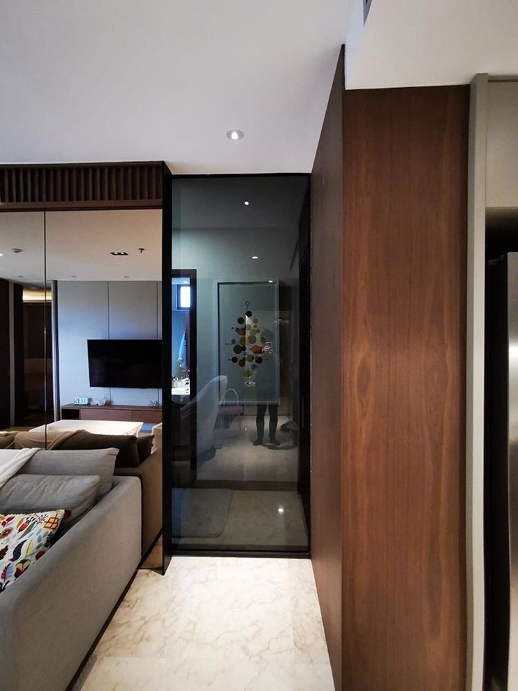 Diseño de sala de estar cerrada contemporánea pequeña con suelo de mármol y suelo beige