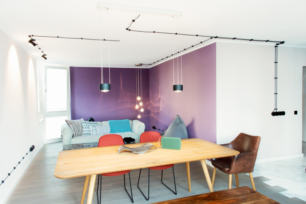 Ispirazione per un soggiorno chic di medie dimensioni e stile loft con pareti viola e pavimento in legno massello medio