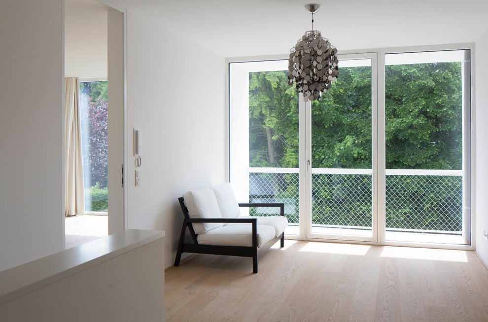 Mittelgroßes Modernes Wohnzimmer mit weißer Wandfarbe und hellem Holzboden in München