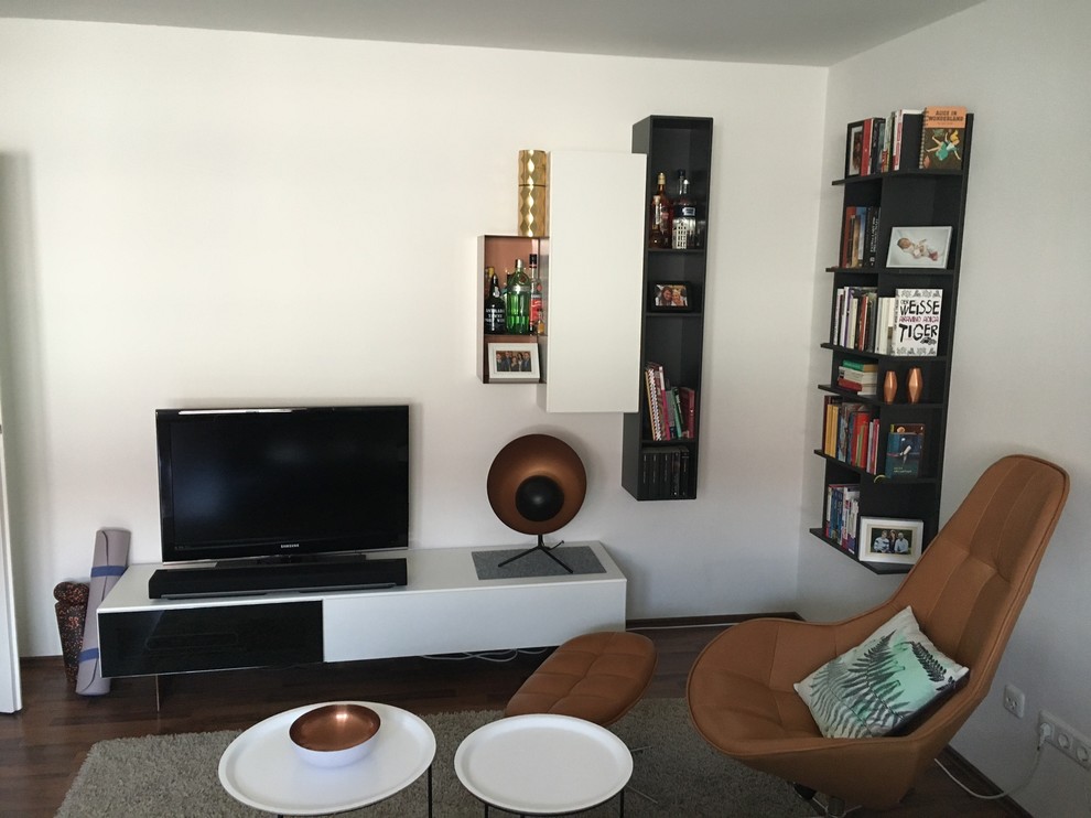 Foto di un piccolo soggiorno nordico chiuso con pareti bianche, pavimento in ardesia e TV autoportante