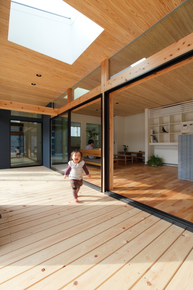 Idéer för mellanstora minimalistiska terrasser längs med huset, med takförlängning