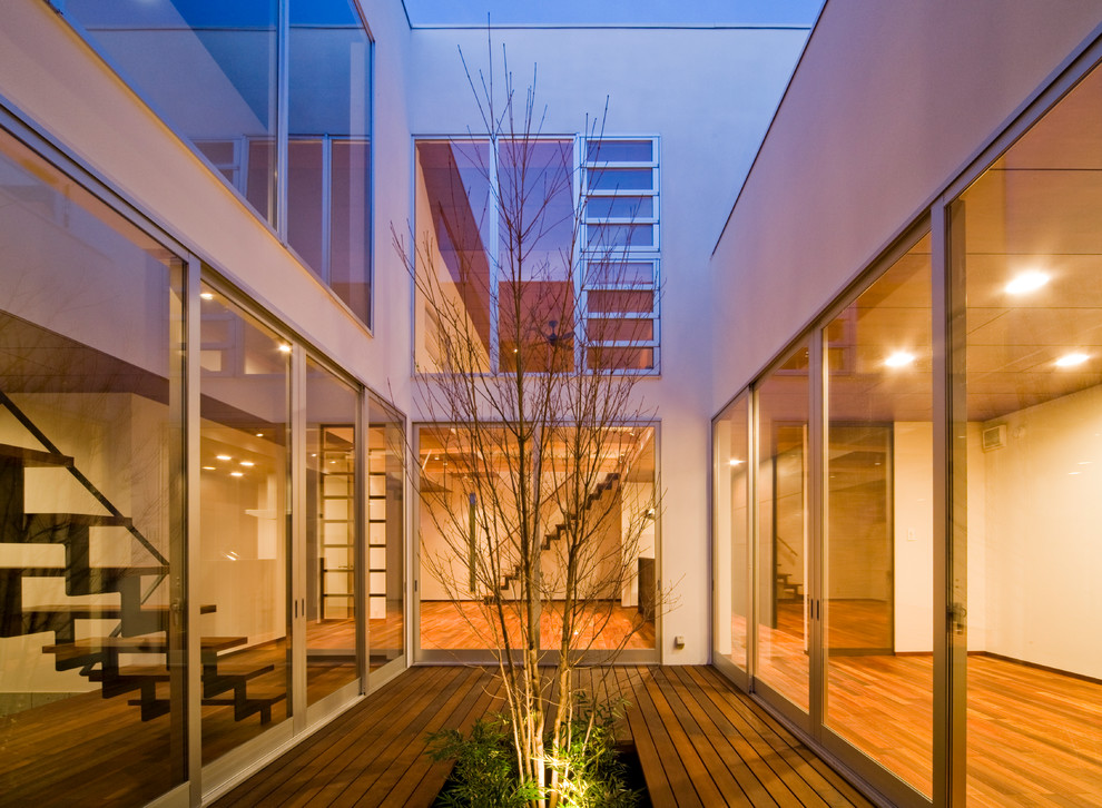 Diseño de terraza asiática sin cubierta en patio con iluminación